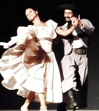 Los profesores Vanesa Méndez y Mauro Dellac. Ella fue elegida mejor bailarina del certamen.