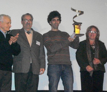 Zaramella muestra la estatuilla m&aacute;s importante de la noche.