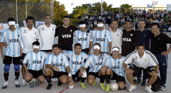 Maidana, el primero desde la izquierda, arriba, y Lencina, de buzo negro, campeones en España.