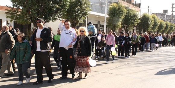 Unas 200 personas de diversas edades caminaron desde la plaza San Martín hasta el polideportivo municipal.