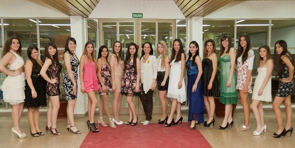 Las dieciséis aspirantes practicaron sobre una alfombra roja en la Casa Municipal de la Cultura.