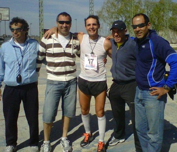 Girotto, junto a su entrenador y amigos, tras la carrera.