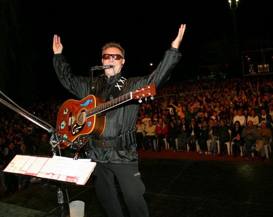 Gieco pidió una foto con el público escobarense de fondo.