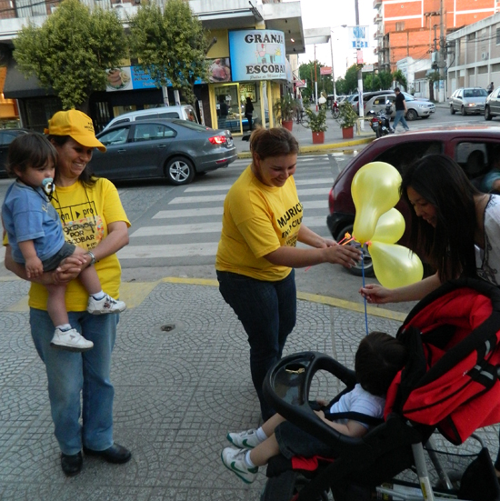 El PRO regaló globos en la esquina de Tapia e Yrigoyen.
