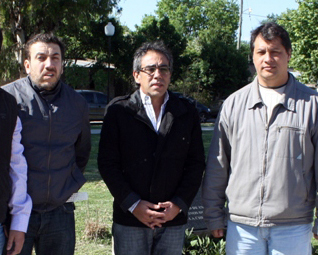 Sandro Guzmán, flanqueado por Walter Blanco y Hugo Cantero, en el acto en La Chechela.