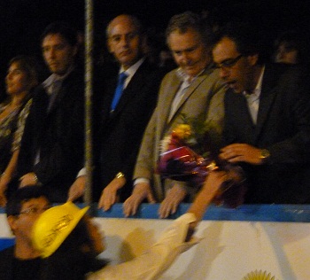Una joven manifestante se acerc&oacute; al palco y le regal&oacute; un ramo de flores al Intendente.