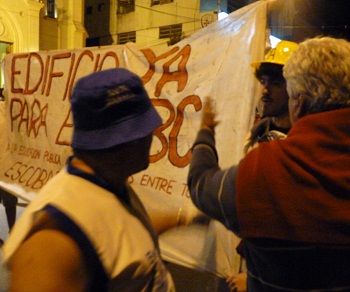 Dos personas de una murga de Del Viso increparon a los estudiantes recrimin&aacute;ndoles su actitud. 