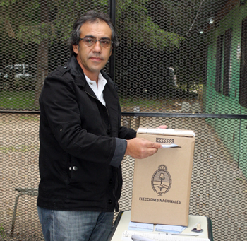 Guzmán votó a la mañana en la Media Nº 5 de Garín.