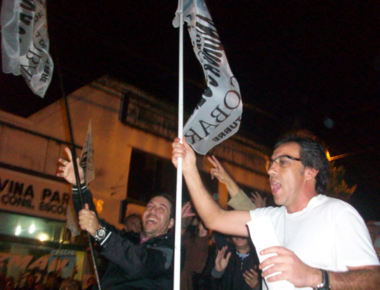 Guzmán y Blanco festejaron banderas en mano.
