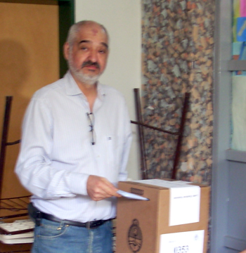 Achával emitió su voto en la escuela 13 de Maschwitz.