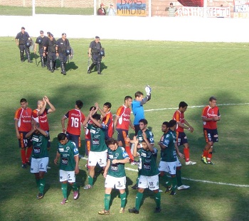 Los jugadores de Armenio y Sarmiento saludan tras la igualdad.