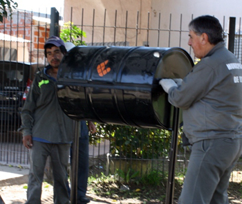Varios tachos fueron colocados en barrio Lambertuchi.