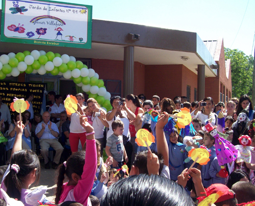 En el cierre del acto, los chicos del jardín cantaron y mostraron sus títeres. En el cierre del acto, los chicos del jardín cantaron y mostraron sus títulos.