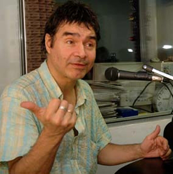 Domínguez hace radio, televisión y da conferencias en teatros.