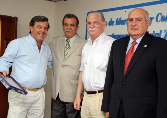 Daniel Larghi recibió una plaqueta por sus 30 años en el rubro. A la derecha, el presidente del Colegio, "Coco" López.