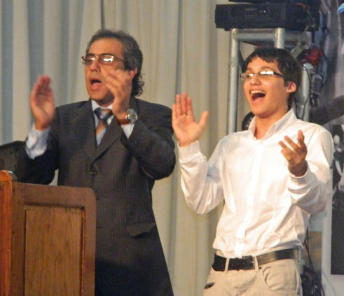 Sandro Guzmán y su hijo Gabriel, en el cierre del acto, cantando la marcha peronista.