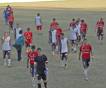 Los jugadores del tricolor se retiran cabizbajos de la cancha.