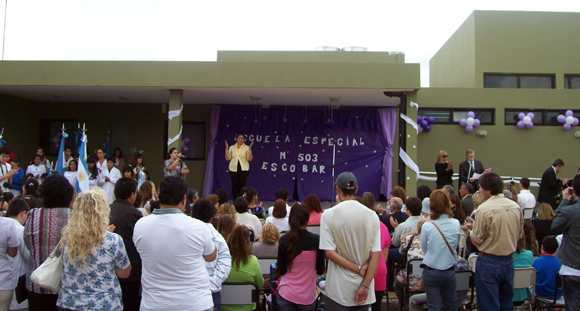 Autoridades, familiares de alumnos y docentes participaron de la ceremonia inaugural del edificio.