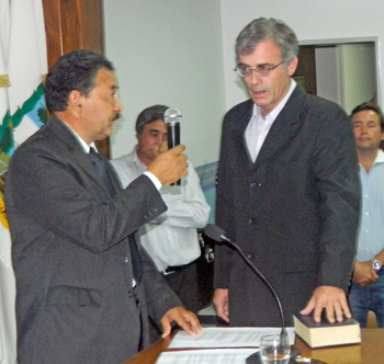 Jorge Frazzetta le toma juramento a Hernán Antonini.