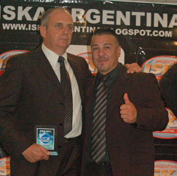 Garelli recibió el premio al mejor entrenador del país. Junto a él, "Aquiles" Cano.