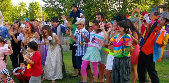 Con alegría y originalidad, el Colectivo Cultural salió a promocionar su tercera Tertulia Rebelde.