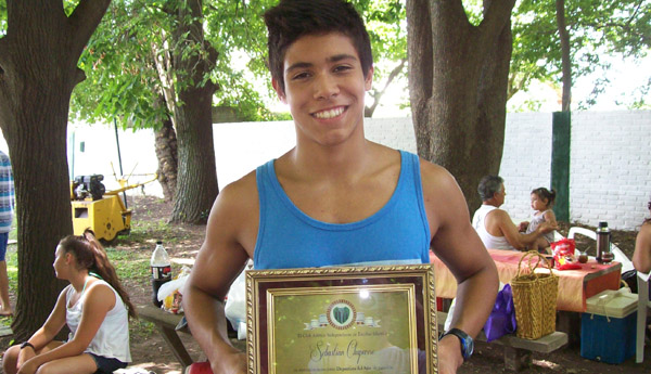 Sebastián Chaparro con su plaqueta de mejor deportista del CAIDE 2014.
