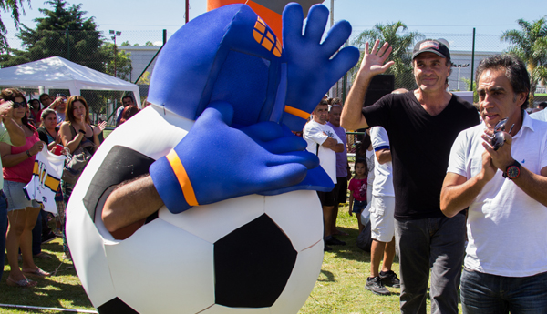 El intendente Sandro Guzm&aacute;n aestuvo acompa&ntilde;ado en el acto oficial por el "El Cabez&oacute;n" Oscar Ruggeri.