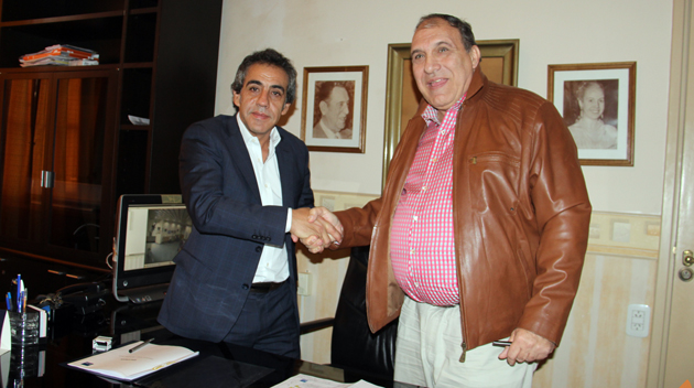 El convenio firmado por el jefe comunal y el presidente del directorio de AySA, Carlos Ben,