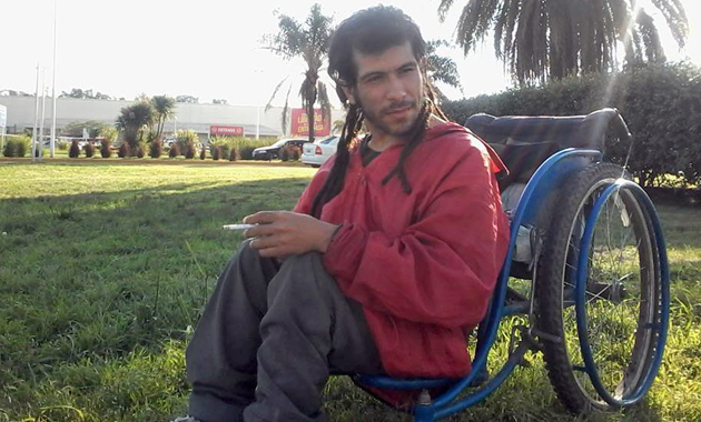 El joven vivía en el barrio Los Robles y padecía una enfermedad de nacimiento que lo postró a una silla de ruedas.