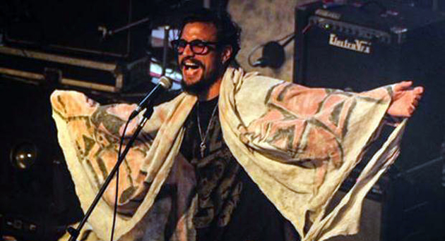 Promediando el recital Osvaldo subi´po a cantar Chico común y volvió a escena al final,