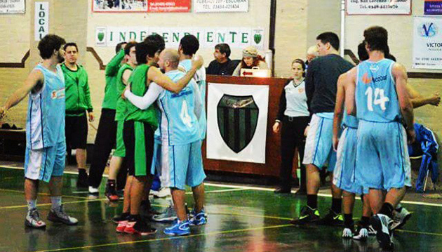 Los jugadores de Independiente y Sportivo se saludan al término del partido, disputado y emotivo hasta el final.