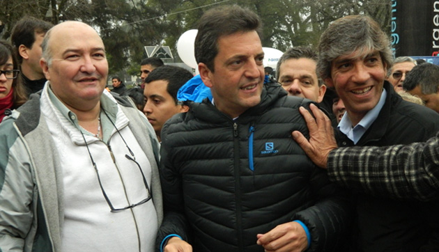 En campaña. Massa recorrió la Tapia de Cruz con su nuevo candidato local Luis Carranza.