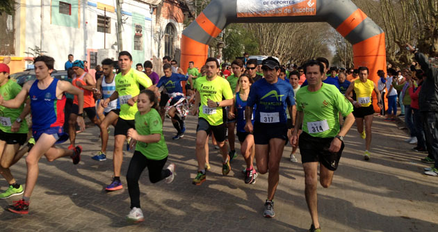 En sus marcas. listos, ya. Más de 200 personas participaron de la tercera fecha del Escobar Running 2015.