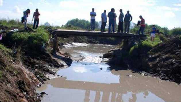 El lugar trágico. Allí se cayó Rodrigo y, pese a que intentaron rescatarlo, la correntada se lo llevó.
