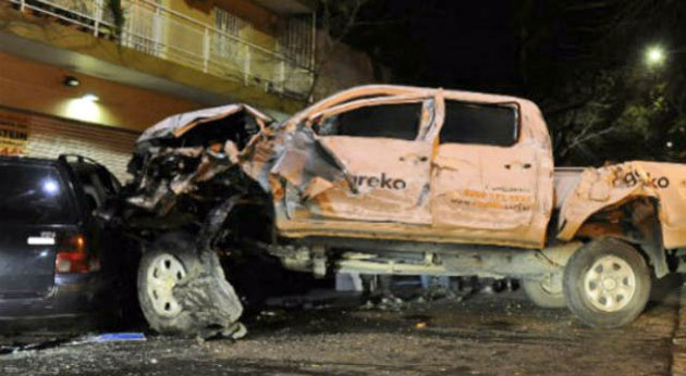 Destruida. Así quedo la Toyota Hilux 4x4 tras embestir contra dos postes, un árbol y cuatro vehículos en el barrio porteño de San Cristóbal.