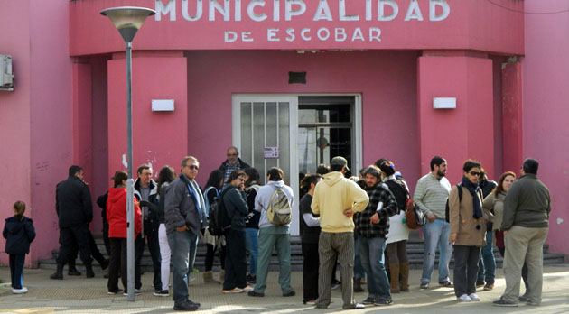 Indignados. Una veintena de trabajadores municipales despedidos se convocaron frente a la Comuna.