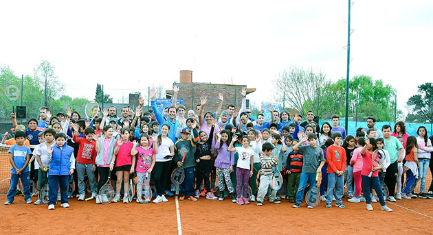 Mañana a puro tenis. Una gran cantidad de chicos se acercaron al club Scenna para compartir un rato con Paola Suárez.