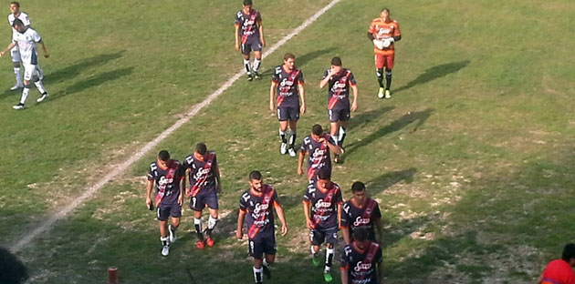 Todos cabizbajos. Armenio está cerrando una temporada esquiva en cuanto a resultados (Foto: Archivo El Día de Escobar).