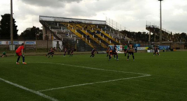 Defensas altas. Armenio se benefició de un error de Almirante, aguantó y lo liquidó sobre el final. (Foto: Los Mirasoles Radio).