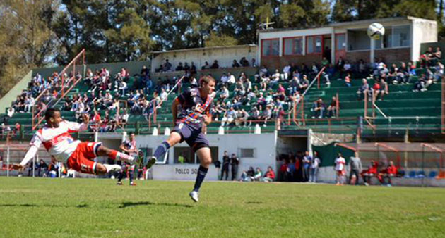 De paloma al triunfo. Barrios Su&aacute;rez vuela ante la mirada de Casarini. (Foto: Twitter @carlinmanguz)