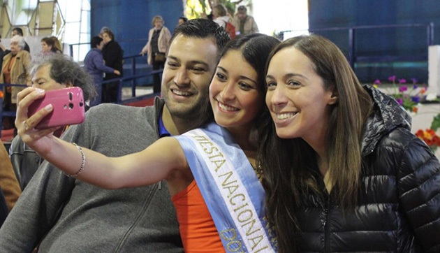 Sociable. La "esperanzada" candidata a la gobernación bonaerense se sacó selfies con quien lo requiriera.