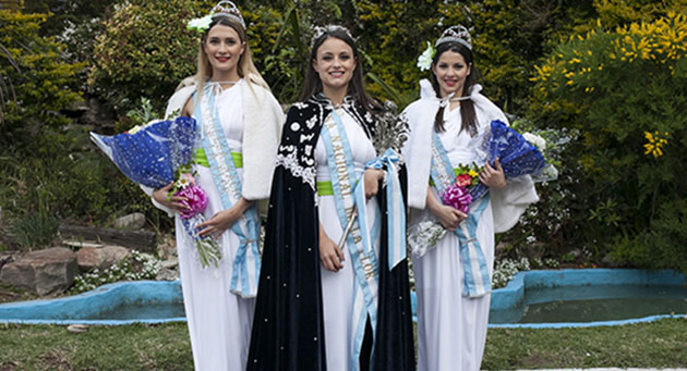 Terna local. La Reina de la Flor, Florencia Tomé, secundada por la primera princesa Catalina Velocci (izquierda) y la segunda princesa Lucía Cortés (derecha). Las tres son del Partido de Escobar.