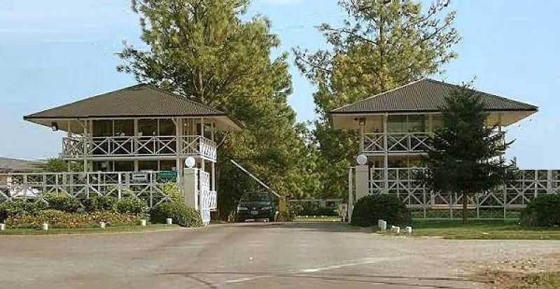 El lugar del robo. En el country Maschwitz Privado, cuatro delincuentes ingresaron a robar tres casas.