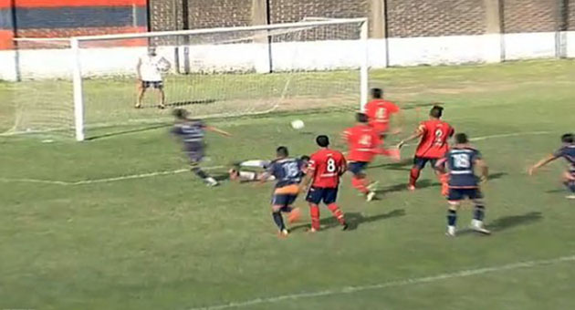 Grito de gol. Rojas ya batió al arquero rival y corre a festejar el empate final.