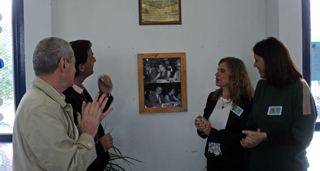 Homenaje. Después de los sentidos discursos, las autoridades presentes descubrieron las placas recordatorias de Martha Velazco de Morini.