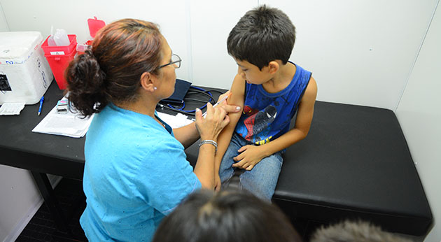Atención gratuita. El programa "Salud en las escuelas" prevé hacerle chequeos a más de 60 mil chicos.