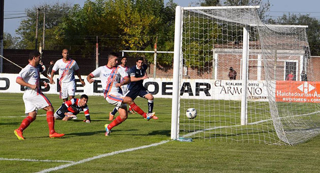 Triunfo esperanzador. Parentini empuja la pelota y abre el marcador ante Tristán Suárez (Foto: Prensa Deportivo Armenio).