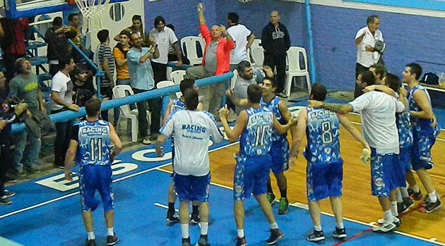 La otra cara. Los jugadores de Racing de Chivilcoy festejaron con su gente el triunfo obtenido.