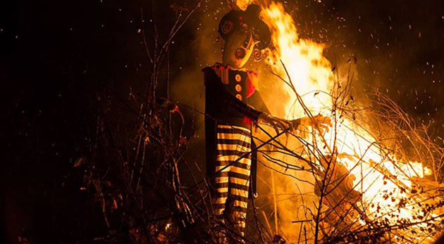 Fuego purificador. Esta ceremonia ya es una tradición en Maschwitz, desde su inicio en 2010.