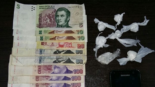 El botín. La Policía atrapó al sujeto con cocaína fraccionada para comercializar y dinero en efectivo.